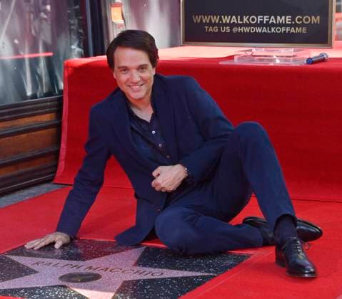 Bilder des Jahres 2024, Entertainment 11 November Entertainment Themen der Woche KW47 Entertainment Bilder des Tages Ralph Macchio erhält Stern auf dem Hollywood Walk of Fame in Los Angeles Actor and director Ralph Macchio savors the moment during an unveiling ceremony honoring him with the 2,795th star on the Hollywood Walk of Fame in Los Angeles on Wednesday, November 20, 2024.  LAP2024112007 JIMxRUYMEN