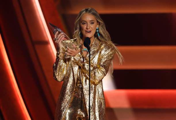 Bilder des Jahres 2024, Entertainment 11 November Entertainment Themen der Woche KW47 Entertainment Bilder des Tages Lainey Wilson accepts the award for Music Video of the Year for Wildflowers and Wild Horses during the 58th Annual CMA Awards in Nashville, Tennessee, on Wednesday, November 20, 2024.  NAS20241120380 JOHNxANGELILLO