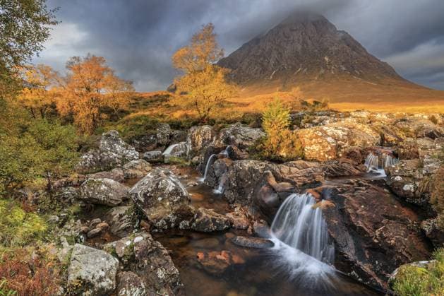 Wasserfall, Wildfluss, Wolkenstimmung, Morgenlicht, Herbstfarben, Herbst, Berge, Buachaille Etive Mòr, Glencoe, Schottisches Hochland, Schottland, Großbritannien, Europa Waterfall, wild river, cloudy mood, morning light, autumn colours, autumn, mountains, Buachaille Etive Mòr, Glencoe, Scottish Highlands, Scotland, Great Britain Copyright: imageBROKER MartinaxMelzer ibxmmm11784544.jpg
