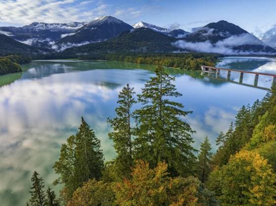 Verschneite Berge spiegeln sich in See, sonnig, Brücke, Herbst, Sylvensteinsee, Karwendelgebirge, Bayern, Deutschland, Europa Snow-covered mountains reflected in lake, sunny, bridge, autumn, Sylvensteinsee, Karwendel Mountains, Bavaria, Germany, Europe Copyright: imageBROKER MartinaxMelzer ibxmmm11784568.jpg