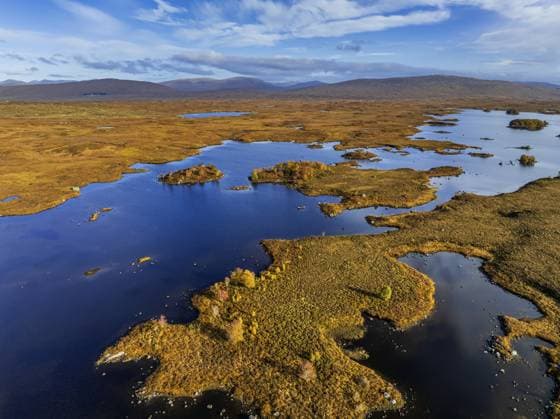 Creative Highlights World Moorgebiet, See, Inseln, Morgenlicht, sonnig, Herbst, Luftaufnahme, Lochan na h-Achlaise, Schottisches Hochland, Schottland, Großbritannien, Europa Moorland, loch, islands, morning light, sunny, autumn, aerial view, Lochan na h-Achlaise, Scottish Highlands, Scotland, Great Britain Copyright: imageBROKER MartinaxMelzer ibxmmm11784704.jpg