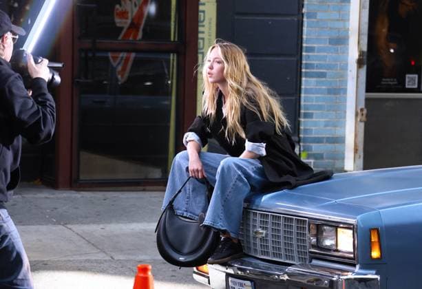 Entertainment Themen der Woche KW47 Entertainment Bilder des Tages Lila Moss Shooting A DKNY Ad - NYC Model Lila Moss doing a photoshoot for DKNY new campaign in New York City, NY, USA on November 20, 2024. Photo by Dylan Travis ABACAPRESS.COM New York City NY United States  Copyright: xDylanxTravis ABACAx