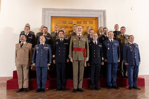 Entertainment Themen der Woche KW47 The King receives in military audience a group of colonels and naval captains King Felipe VI c poses in a family photo during his military audience with a group of colonels and naval captains, at the Royal Palace of El Pardo, on November 21, 2024, in Madrid Spain The King held a meeting with a group of colonels and naval captains after they were appointed to take command of different military units 21 NOVEMBER 2024 MILITARY AUDIENCE KING KING CORONELS CAPTAINS NAVY NAVY ARMY WATER POST Alejandro Martínez Vé Madrid Madrid Madrid Espana  Copyright: xAlejandroxMartinezxVÃ lezx 6356084