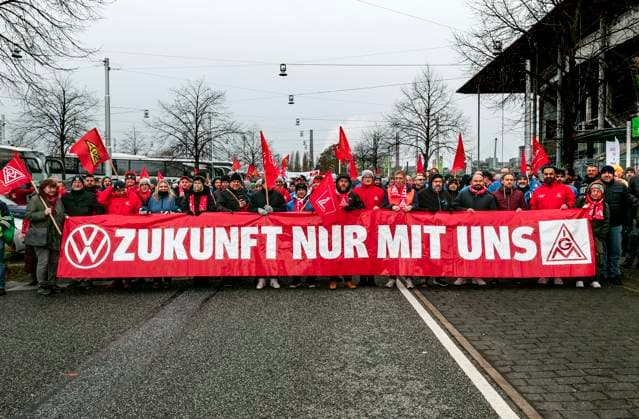 News Themen der Woche KW47 News Bilder des Tages IG Metall Demo Volkswagen Demonstration von Volkswagen Mitarbeitern zu den Tarifverhandlungen von Volkswagen und IG Metall vor der Volkswagen Arena sowie gegen Werkschließungen und Entlassungen, Wolfsburg, 21.11.2024. Wolfsburg Niedersachsen Deutschland *** IG Metall Demo Volkswagen Demonstration by Volkswagen employees on the collective bargaining negotiations between Volkswagen and IG Metall in front of the Volkswagen Arena and against plant closures and redundancies, Wolfsburg, 21 11 2024 Wolfsburg Lower Saxony Germany