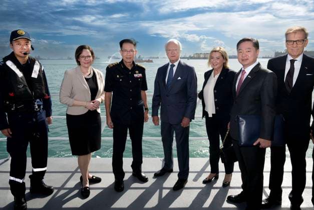 Entertainment Themen der Woche KW47 King Carl XVI Gustaf on the fireboat Red Manta at Brani Island in Singapore, November 21, 2024. The King experienced how a rescue mission at sea can be done in the Singapore Strait, one of the busiest commercial waterways in the world. The King of Sweden is on a State Visit to Singapore from November 19 to 21, 2024. SINGAPORE x10030x *** King Carl XVI Gustaf on the fireboat Red Manta at Brani Island in Singapore, November 21, 2024 The King experienced how a rescue mission at sea can be done in the Singapore Strait, one of the busiest commercial waterways in the world The King of Sweden is on a State Visit to Singapore from November 19 to 21, 2024 SINGAPORE x10030x  Copyright: xJonasxEkströmerx xTTx STATE VISIT TO SINGAPORE MSmRoPWXQlo