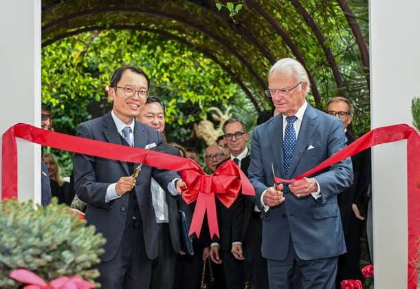 Entertainment Bilder des Tages King of Sweden?s State Visit to Singapore The King of Sweden (R) takes part in a ribbon cutting ceremony with the CEO of Garden by the Bay, Felix Koh (L) in Singapore on 21 November, 2024. Sweden?s King Carl XVI Gustaf is in Singapore for a 3 day State Visit on the invitation of Singapore s President Tharman. With about 100 business delegates in his entourage he attends a Singapore-Sweden Business forum where he will witness an exchange of Memoranda of Understanding (MOUs) that include cooperation on Aviation, Defence Technology, Energy, Transport, and Healthcare Innovation. SINGAPORE Singapore Copyright: xMatrixxImagesx xLimxSimonx 
