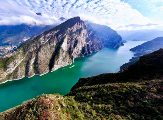 Yangtze River Transportation Ships sail in the Xiling Gorge section of the Three Gorges of the Yangtze River in Yichang, Hubei province, China, on November 21, 2024. Yichang China  Copyright: xCFOTOx originalFilename: cfoto-yangtzer241121_np1a8.jpg