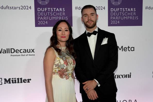 Deutscher Parfumpreis Duftstars am 21.11.2024 in der Rheinterrasse in Düsseldorf Die Verleihung des Deutschen Parfumpreises Duftstars findet am 21.11.2024 in der Rheinterrasse in Düsseldorf statt. Sophia Schneider, links und Niklas Hirsch ( Influencer )