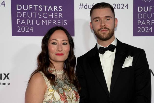 Deutscher Parfumpreis Duftstars am 21.11.2024 in der Rheinterrasse in Düsseldorf Die Verleihung des Deutschen Parfumpreises Duftstars findet am 21.11.2024 in der Rheinterrasse in Düsseldorf statt. Sophia Schneider, links und Niklas Hirsch ( Influencer )