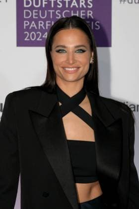 Deutscher Parfumpreis Duftstars am 21.11.2024 in der Rheinterrasse in Düsseldorf Die Verleihung des Deutschen Parfumpreises Duftstars findet am 21.11.2024 in der Rheinterrasse in Düsseldorf statt. Amira Aly ( Moderatorin )