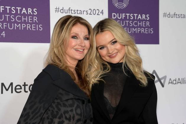 Deutscher Parfumpreis Duftstars am 21.11.2024 in der Rheinterrasse in Düsseldorf Die Verleihung des Deutschen Parfumpreises Duftstars findet am 21.11.2024 in der Rheinterrasse in Düsseldorf statt. Frauke Ludowig ( Modratorin ), links und Nele Ludowig ( Moderatorin )