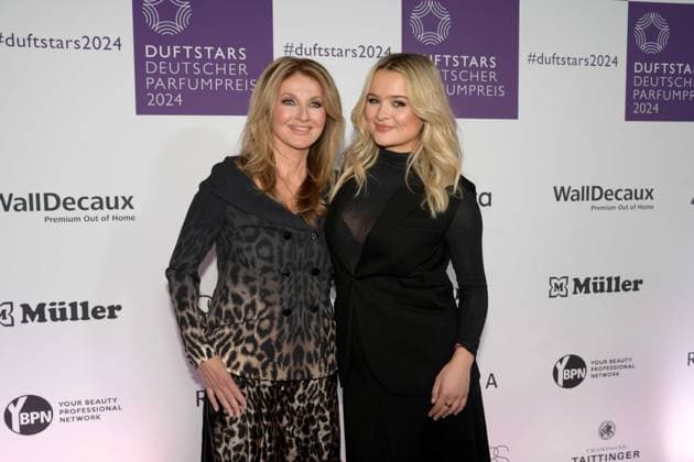 Deutscher Parfumpreis Duftstars am 21.11.2024 in der Rheinterrasse in Düsseldorf Die Verleihung des Deutschen Parfumpreises Duftstars findet am 21.11.2024 in der Rheinterrasse in Düsseldorf statt. Frauke Ludowig ( Modratorin ), links und Nele Ludowig ( Moderatorin )