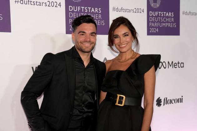 Deutscher Parfumpreis Duftstars am 21.11.2024 in der Rheinterrasse in Düsseldorf Die Verleihung des Deutschen Parfumpreises Duftstars findet am 21.11.2024 in der Rheinterrasse in Düsseldorf statt. Stefano Zarella ( Influencer, Foodblogger und Kochbuchautor ), links und ( Jana Ina Zarella ( Moderatorin )
