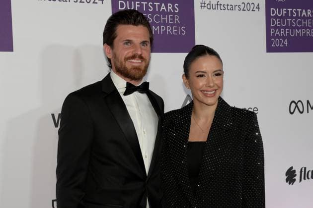 Deutscher Parfumpreis Duftstars am 21.11.2024 in der Rheinterrasse in Düsseldorf Die Verleihung des Deutschen Parfumpreises Duftstars findet am 21.11.2024 in der Rheinterrasse in Düsseldorf statt. Jonas Hofmann ( Fußballer ), links und seine Ehefrau Laura Hofmann