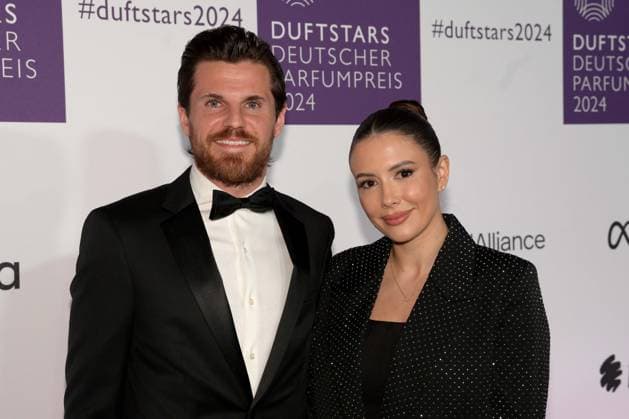 Deutscher Parfumpreis Duftstars am 21.11.2024 in der Rheinterrasse in Düsseldorf Die Verleihung des Deutschen Parfumpreises Duftstars findet am 21.11.2024 in der Rheinterrasse in Düsseldorf statt. Jonas Hofmann ( Fußballer ), links und seine Ehefrau Laura Hofmann
