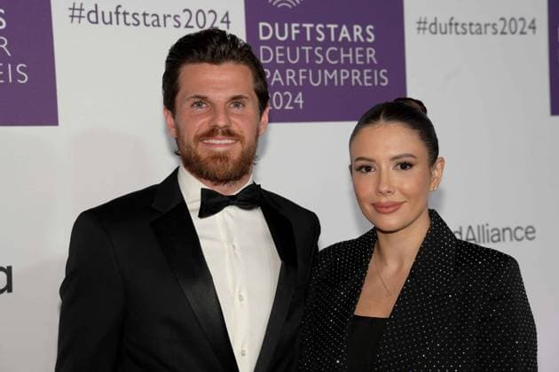 Deutscher Parfumpreis Duftstars am 21.11.2024 in der Rheinterrasse in Düsseldorf Die Verleihung des Deutschen Parfumpreises Duftstars findet am 21.11.2024 in der Rheinterrasse in Düsseldorf statt. Jonas Hofmann ( Fußballer ), links und seine Ehefrau Laura Hofmann
