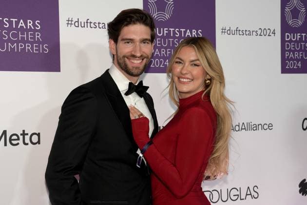 Deutscher Parfumpreis Duftstars am 21.11.2024 in der Rheinterrasse in Düsseldorf Die Verleihung des Deutschen Parfumpreises Duftstars findet am 21.11.2024 in der Rheinterrasse in Düsseldorf statt. Philip Deml, ( Model und Influencer ) , links und Paulina Kurka