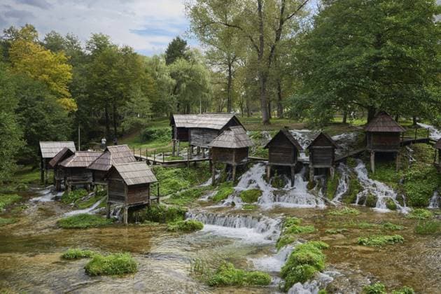 Mlin?i?i, Mlinovi na Plivi, 20 kleine traditionelle Wassermühlen am Fluss Pliva bei Jajce, Park Plivsko jezero, Jajce, Bosnien und Herzegowina, Europa Mlin?i?i, Mlinovi na Plivi, 20 small traditional watermills on the Pliva River near Jajce, Plivsko jezero Park, Jajce, Bosnia and Herzegovina, Europe Copyright: imageBROKER GabrielexThielmann iblgth11795067.jpg