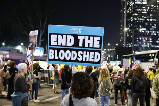 News Themen der Woche KW47 News Bilder des Tages (241121) -- TEL AVIV, Nov. 21, 2024 -- People attend a protest calling for an immediate ceasefire and the release of Israeli hostages held in Gaza, in Tel Aviv, Israel, on Nov. 21, 2024. (Photo by Xinhua) ISRAEL-TEL AVIV-CEASEFIRE-HOSTAGES-PROTEST JamalxAwad 