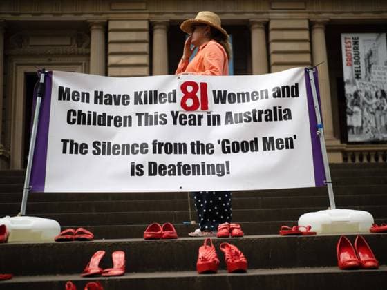 Bilder des Jahres 2024, News 11 November News Themen der Woche KW47 News Bilder des Tages November 22, 2024, Melbourne, Victoria, Australia: An organiser is seen behind a banner showing an already outdated figure of 81 women and children murdered, usually by men they knew knew, this year. 85 pairs of red shoes were placed on the steps of Treasury Place in honour and memory of these victims. In the immediate wake of three murders of young women from Melbourne, and eighty-five murders of women in Australia in 2024, an estimated 3,000+ people marched though the city centre calling for an end to domestic abuse and femicide. Most donned orange clothes; the colour of the anti-family-violence organisation, Respect Victoria, who organised the event. Melbourne Australia - ZUMAs197 20241122_aaa_s197_039 Copyright: xAlexxZuccox