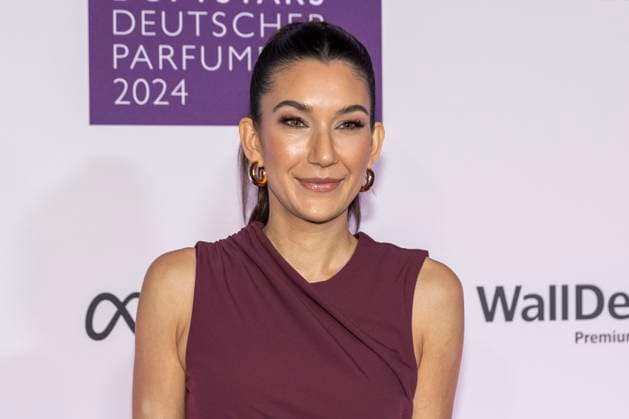 Moderatorin Nesa Peemueller bei den DUFTSTARS 2024 - Deutscher Parfumpreis Verleihung des deutschen Parfumpreises DUFTSTARS durch die Fragrance Foundation am 21.11.2023, Rheinterrassen, Duesseldorf.