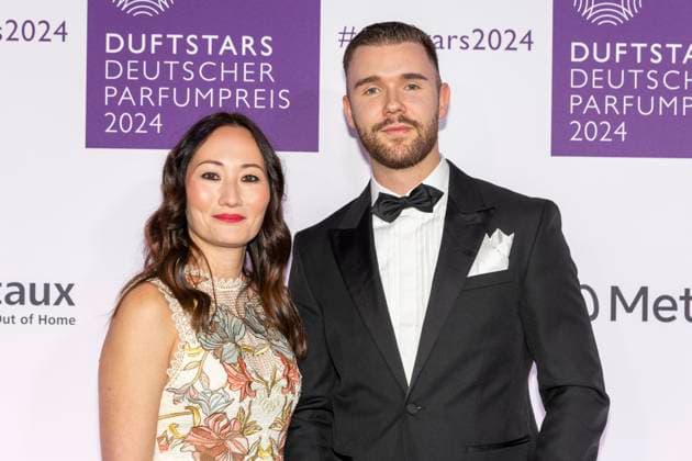 Sophia Schneider von der Fragrance Foundation mit Influencer Niklas Hirsch (Nick.Styles) bei den DUFTSTARS 2024 - Deutscher Parfumpreis Verleihung des deutschen Parfumpreises DUFTSTARS durch die Fragrance Foundation am 21.11.2023, Rheinterrassen, Duesseldorf.