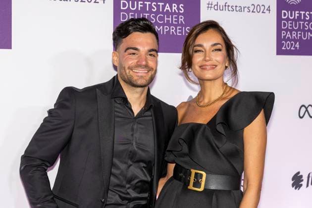 Stefano Zarrella mit Jana Ina Zarrella bei den DUFTSTARS 2024 - Deutscher Parfumpreis Verleihung des deutschen Parfumpreises DUFTSTARS durch die Fragrance Foundation am 21.11.2023, Rheinterrassen, Duesseldorf.