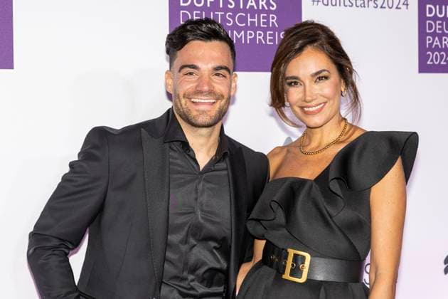 Stefano Zarrella mit Jana Ina Zarrella bei den DUFTSTARS 2024 - Deutscher Parfumpreis Verleihung des deutschen Parfumpreises DUFTSTARS durch die Fragrance Foundation am 21.11.2023, Rheinterrassen, Duesseldorf.