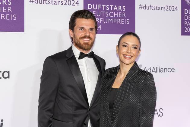 Jonas Hofmann mit Laura Hofmann. DUFTSTARS 2024 - Deutscher Parfumpreis Verleihung des deutschen Parfumpreises DUFTSTARS durch die Fragrance Foundation am 21.11.2023, Rheinterrassen, Duesseldorf.