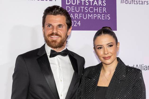 Jonas Hofmann mit Laura Hofmann. DUFTSTARS 2024 - Deutscher Parfumpreis Verleihung des deutschen Parfumpreises DUFTSTARS durch die Fragrance Foundation am 21.11.2023, Rheinterrassen, Duesseldorf.