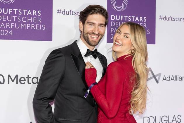 Creator Philip Deml mit Freundin Paulina Kurka bei den DUFTSTARS 2024 - Deutscher Parfumpreis Verleihung des deutschen Parfumpreises DUFTSTARS durch die Fragrance Foundation am 21.11.2023, Rheinterrassen, Duesseldorf.