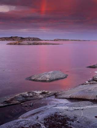 Sea Shore At Dusk. (Skymningsljus över Stora Nassa, Stockholms Skärgard) x8035x *** Sea Shore At Dusk Twilight over Stora Nassa, Stockholm Archipelago x8035x  Copyright: xClaesxGrundstenx xBildhusetx xTTx Bildhuset TT