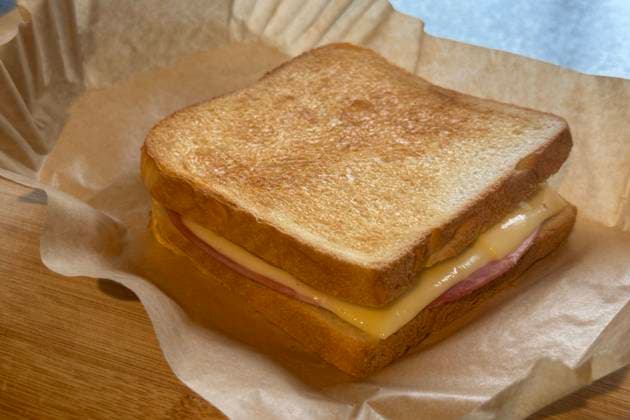 Gebackener Toast in der Heißluftfritteuse , Deutschland, 21.11.2024, Frisch gebackener Toast auf Backpapier, zubereitet in einer Heißluftfritteuse. Perfekt für einfache und schnelle Snack-Ideen im Alltag. *** Baked toast in the hot air fryer , Germany, 21 11 2024, Freshly baked toast on baking paper, prepared in a hot air fryer Perfect for quick and easy everyday snack ideas