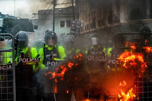 News Themen der Woche KW47 Citizens Protest in Quito, Ecuador - 21 Nov 2024 Protesters set a fire in front of the police barricades during the rally. Several social groups gathered in Quito against the policies of the administration of President Daniel Noboa. After a year of inaction on critical issues - among them the energy crisis that has been unresolved for more than a year with power cuts of up to 14 hours, young people without access to education, rising unemployment, the collapse of the health system with more than a thousand deaths due to lack of dialysis and generalized insecurity, with Ecuador being the most dangerous country in Latin America with a rate of almost 43 homicides per 100,000 inhabitants - citizen frustration has reached a boiling point. Meanwh Copyright: xVeronicaxLombeidax xSOPAxImagesx _DSC9871