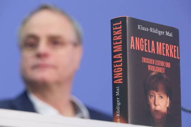 Bilder des Jahres 2024, News 11 November News Themen der Woche KW47 News Bilder des Tages Berlin, Deutschland, 22.11.2024: Buchvorstellung Europa-Verlag: Angela Merkel. Zwischen Legende und Wirklichkeit ? Die kritische Biografie : Autor Klaus-Rüdiger Mai neben seinem Buch *** Berlin, Germany, 22 11 2024 Book launch Europa Verlag Angela Merkel Between legend and reality The critical biography Author Klaus Rüdiger Mai next to his book Copyright: xdtsxNachrichtenagenturx dts_52364