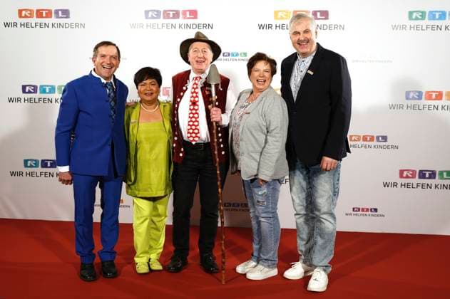 Entertainment Themen der Woche KW47 Entertainment Bilder des Tages Josef Unterhuber, Narumol David, Schäfer Heinrich, Anja Rauh und Bruno Rauh beim 29. RTL-Spendenmarathon 2024 im Studio 8 der EMG Studios. Hürth, 22.11.2024 *** Josef Unterhuber, Narumol David, Schäfer Heinrich, Anja Rauh and Bruno Rauh at the 29 RTL Spendenmarathon 2024 in Studio 8 of EMG Studios Hürth, 22 11 2024 Foto:xR.xStoffelsx xFuturexImagex spendenmarathon2024_4476