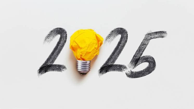 Kreative 2025 Neujahr mit Glühbirne gelb zerknittertes Papier auf weißem Hintergrund, Konzept. Denken Sie anders, kreative Idee. *** Creative 2025 New Year with Light bulb Yellow Crumpled Paper at white Background, Concept Thinking you different, Creative Idea 1102819780