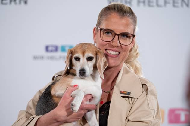 Entertainment Themen der Woche KW47 Entertainment Bilder des Tages Doc POLLY, Tanja Pollmueller, Tieraerztin, mit Beagle Hund Heidi 29. RTL Spendenmarathon Wir helfen Kindern , Fernsehen, 21.-22.11.2024 in Huerth, Deutschland, *** Doc POLLY, Tanja Pollmueller, veterinarian, with beagle dog Heidi 29 RTL Spendenmarathon Wir helfen Kindern , television, 21 22 11 2024 in Huerth, Germany,