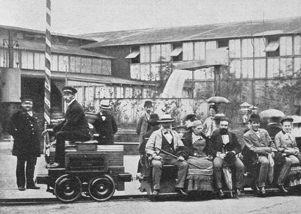 Der erste elektrische Personenzug von Werner von Siemens auf der Berliner Gewerbeausstellung 1879, Deutschland, die erste elektrische Eisenbahn der Welt von Werner Siemens auf der Berliner Gewerbeausstellung 1879, Berlin, Deutschland, Europa The first electric passenger train by Werner von Siemens at Berlin in 1879, Germany, die erste elektrische Eisenbahn der Welt von Werner Siemens auf der Berliner Gewerbeausstellung 1879, Berlin, Deutschland, Europe Copyright: imageBROKER Heinz-DieterxFalkens iblhfa11812065.jpg