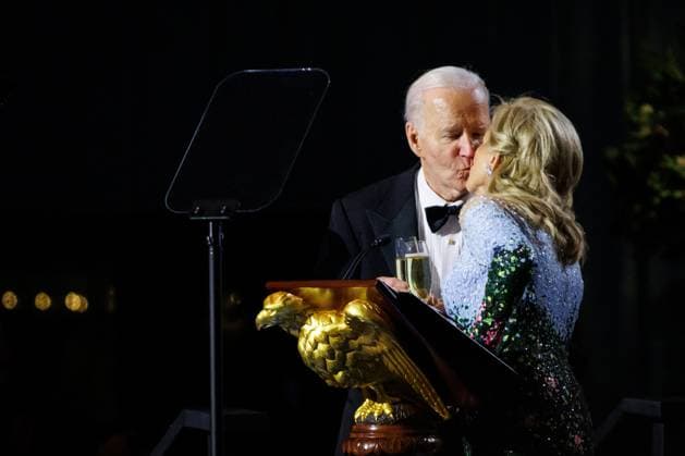 News Themen der Woche KW47 News Bilder des Tages President Joe Biden and First Lady Jill Biden kiss after a toast during a dinner of gratitude for long time supporters on the South Lawn of the White House on Friday, November 22, 2024 in Washington, DC.  WAX20241122228 SamuelxCorum