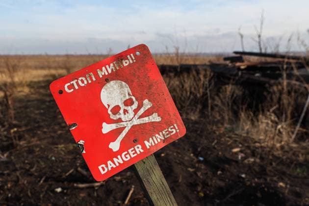 Bilder des Jahres 2024, News 11 November News Themen der Woche KW47 RUSSIA, DONETSK PEOPLE S REPUBLIC - NOVEMBER 22, 2024: A mine warning sign is seen on the Selidovo front of Russia s special military operation. Dmitry Yagodkin TASS  76203138