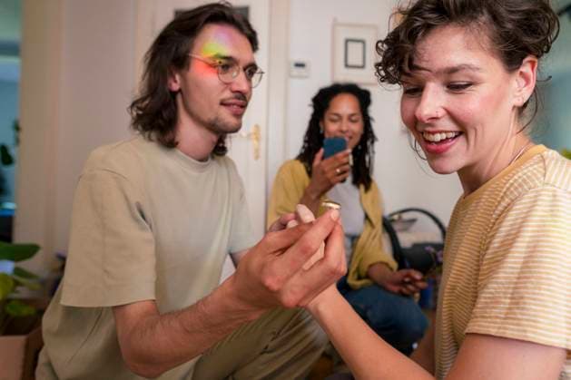 Man showing engagement ring to woman at home model released, Symbolfoto property released, JOSEF26576