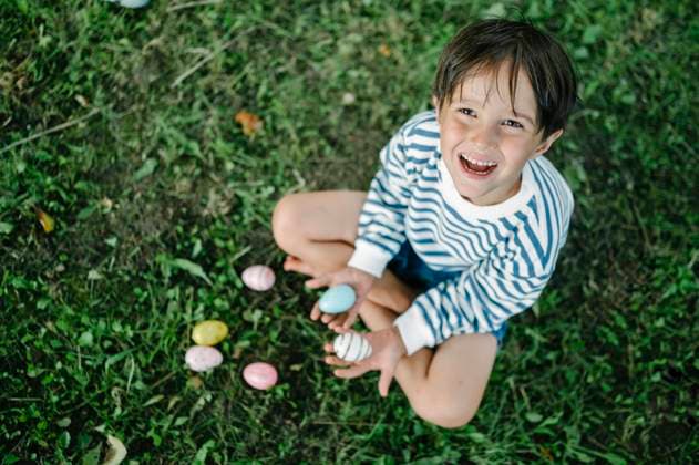 Happy boy with colorful easter eggs in park model released, Symbolfoto, ANAF04041