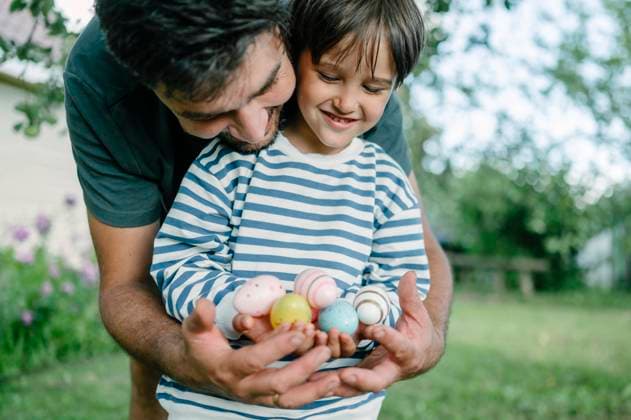 Father and son holding easter eggs in park model released, Symbolfoto, ANAF04048