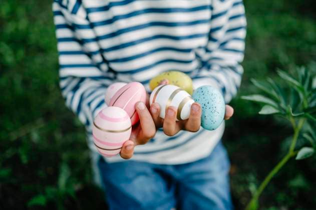 Hands of boy holding colorful patterned easter eggs model released, Symbolfoto, ANAF04051