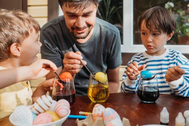 Father and sons coloring easter eggs in colorful glasses model released, Symbolfoto, ANAF04058