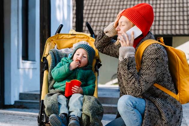 Toddler sitting in stroller and eating fast food with mother talking on phone model released, Symbolfoto, NDEF02022