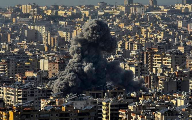 Bilder des Jahres 2024, News 11 November News Themen der Woche KW47 News Bilder des Tages Smoke billows following the Israeli army launched a series of airstrikes on Dahieh region in Beirut, Lebanon on November 23, 2024. The attack killed 20 persons and injured 23 others, according to the Lebanese Health Ministry.photo by rahim rhea.  LEB2024112301 RahimxRhéa