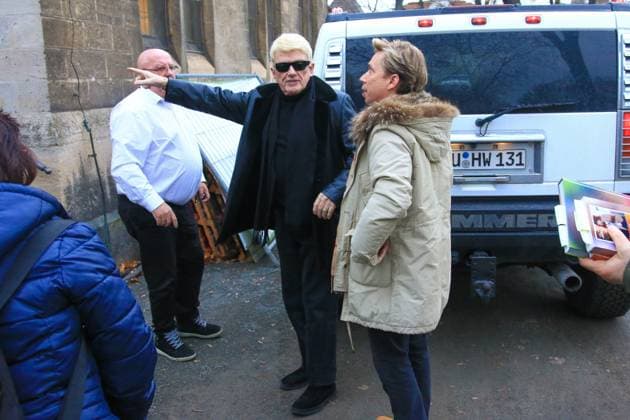 Entertainment Themen der Woche KW47 Entertainment Bilder des Tages Heino - Frieden auf Ewigkeit: Lesung mit Barbara Wussow Erfurt, 23.11..2024 Heino mit Manager Helmut Werner bei der Ankunft vor der Lesung Heino - Frieden auf Ewigkeit: Lesung mit Barbara Wussow in der Thomaskirche in Erfurt Thüringen Germany *** Heino Frieden auf Ewigkeit Reading with Barbara Wussow Erfurt, 23 11 2024 Heino with manager Helmut Werner arriving before the reading Heino Frieden auf Ewigkeit Reading with Barbara Wussow in the Thomaskirche in Erfurt Thuringia Germany Copyright: xMatthiasxGränzdörferx