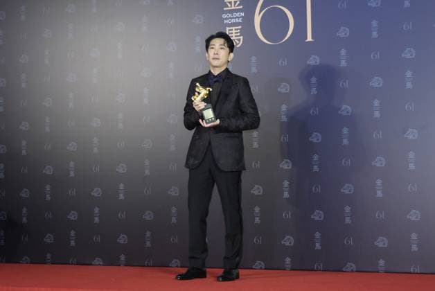 61st Taiwan Film Golden Horse Awards TAIPEI, CHINA - NOVEMBER 24, 2024 - Actors receive trophies at the 61st Taiwan Film Golden Horse Awards in Taipei, Taiwan province, China, Nov 24, 2024. Taipei Taiwan China  Copyright: xCFOTOx i1732415593756
